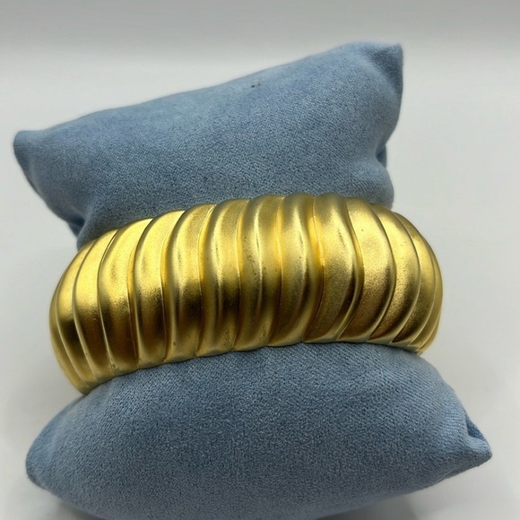 Vintage Large Matte Gold Clamper Chunky Ribbed Gold Tone Bangle Bracelet Swirls - Picture 1 of 11